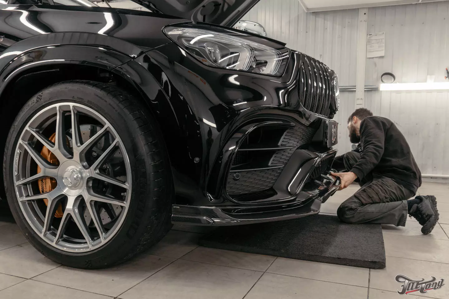 Выкинули BURMESTER 3D из нового Mercedes GLE 63S и установили новую акустическую систему. Выполнили комплексную шумоизоляцию, построили выхлопную систему, установили обвес Larte, оклеили полиуретаном